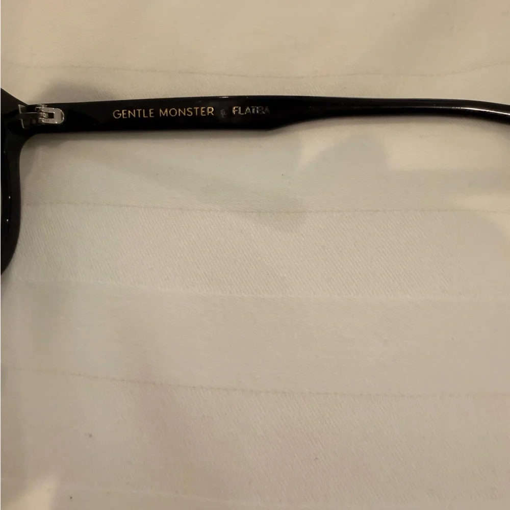 GENTLE MONSTER Black Frame Sunglasses with Green Lenses - Picture 3 of 4